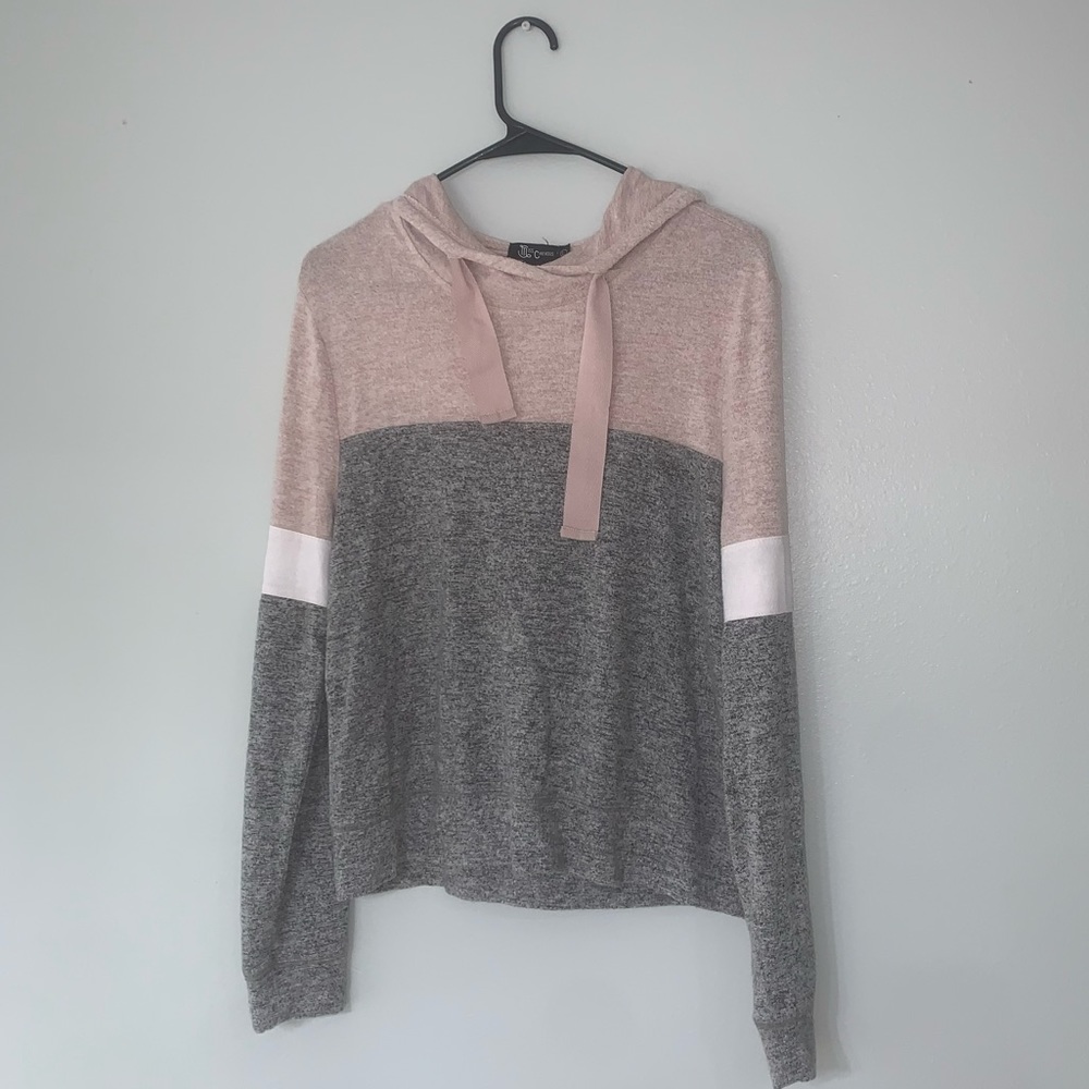 Lightweight hooded jacket. Size: L